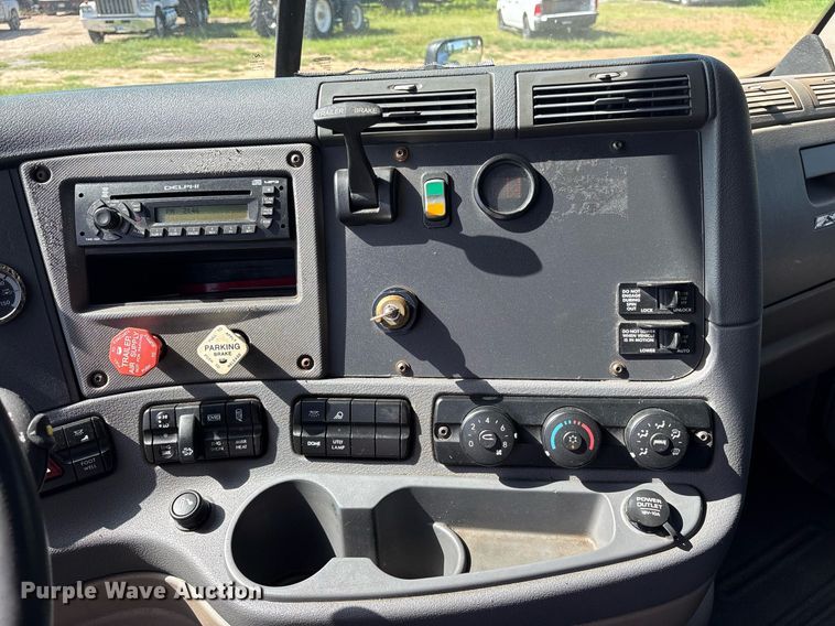 image for item DY0755 2009 Freightliner Cascadia semi truck