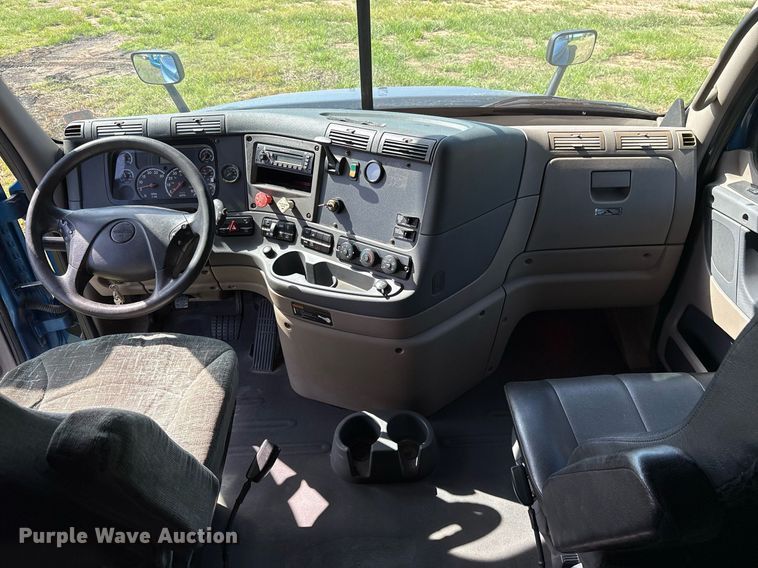 image for item DY0755 2009 Freightliner Cascadia semi truck