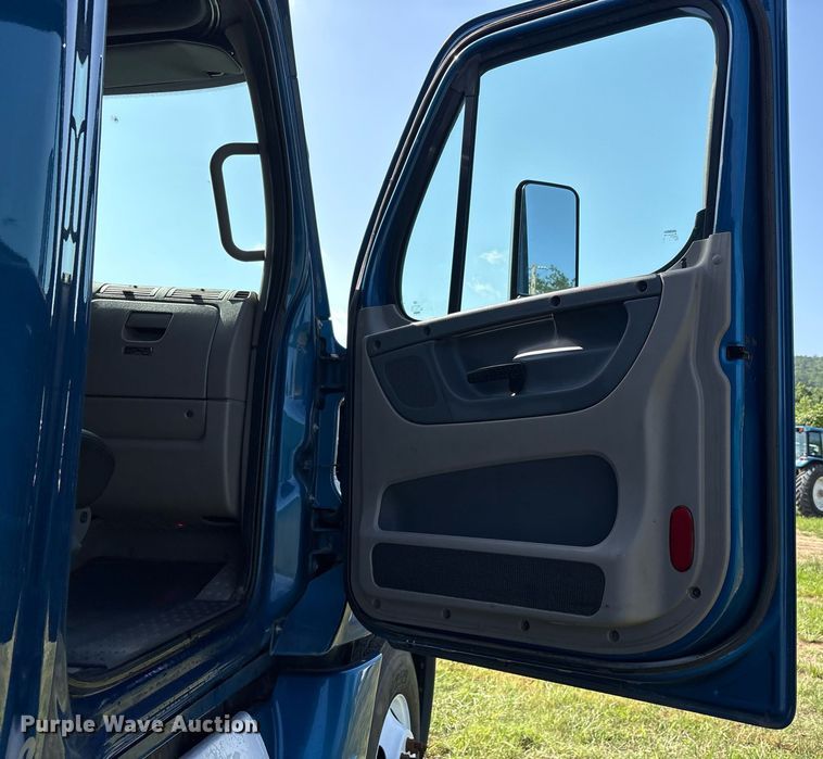 image for item DY0755 2009 Freightliner Cascadia semi truck