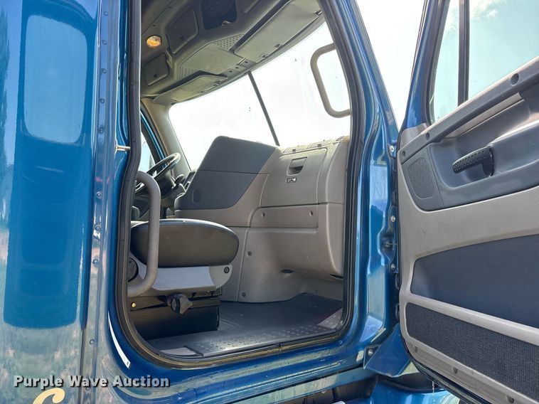 image for item DY0755 2009 Freightliner Cascadia semi truck