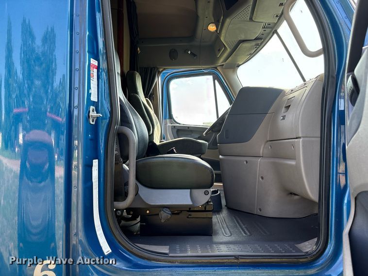 image for item DY0755 2009 Freightliner Cascadia semi truck