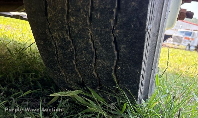 image for item DY0755 2009 Freightliner Cascadia semi truck