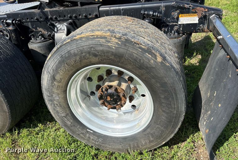 image for item DY0755 2009 Freightliner Cascadia semi truck