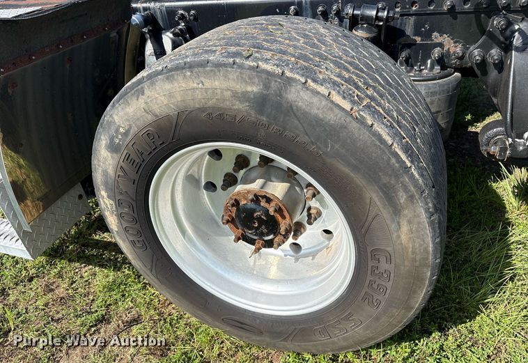 image for item DY0755 2009 Freightliner Cascadia semi truck