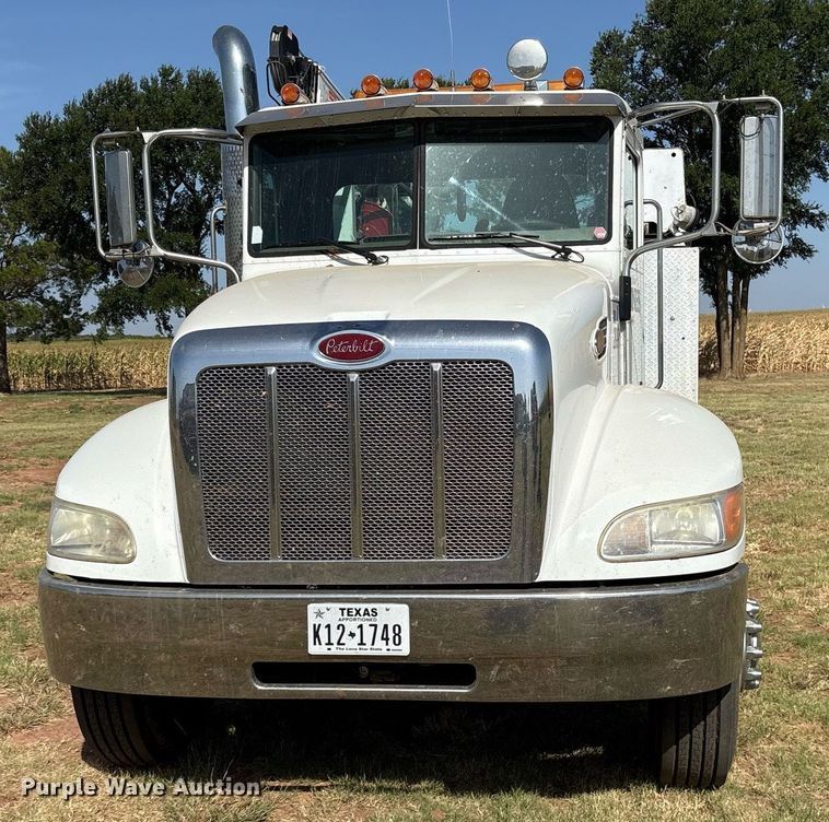 image for item DY0804 2009 Peterbilt 335 utility / service truck