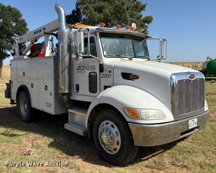 image for item DY0804 2009 Peterbilt 335 utility / service truck