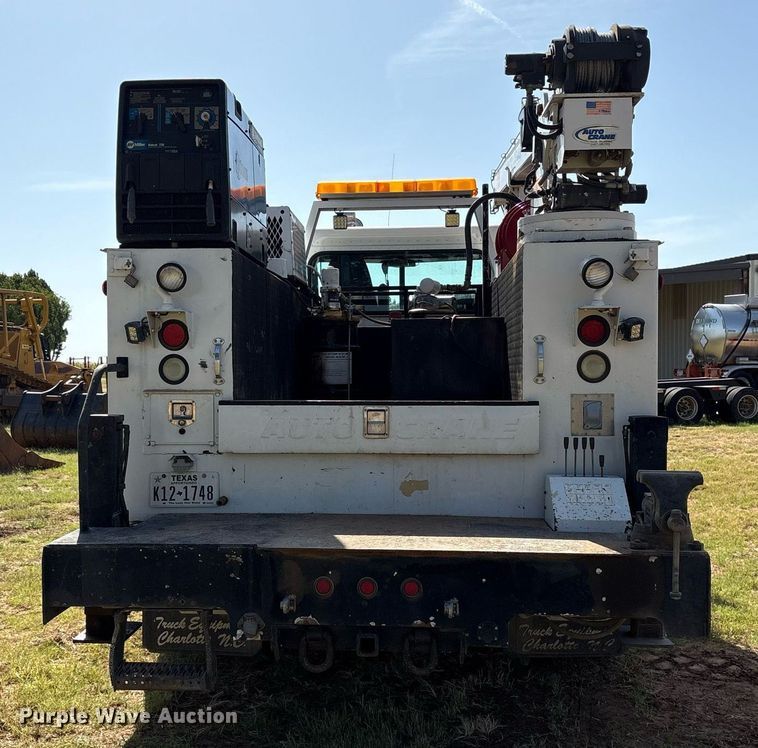 image for item DY0804 2009 Peterbilt 335 utility / service truck