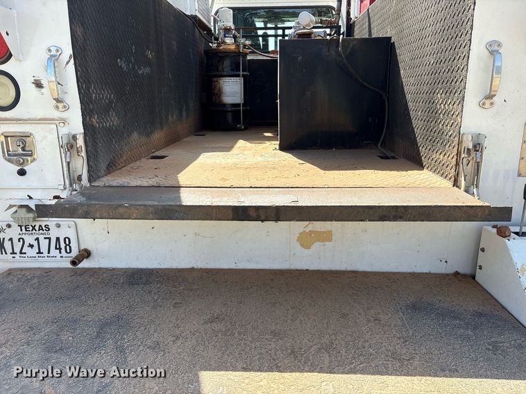 image for item DY0804 2009 Peterbilt 335 utility / service truck