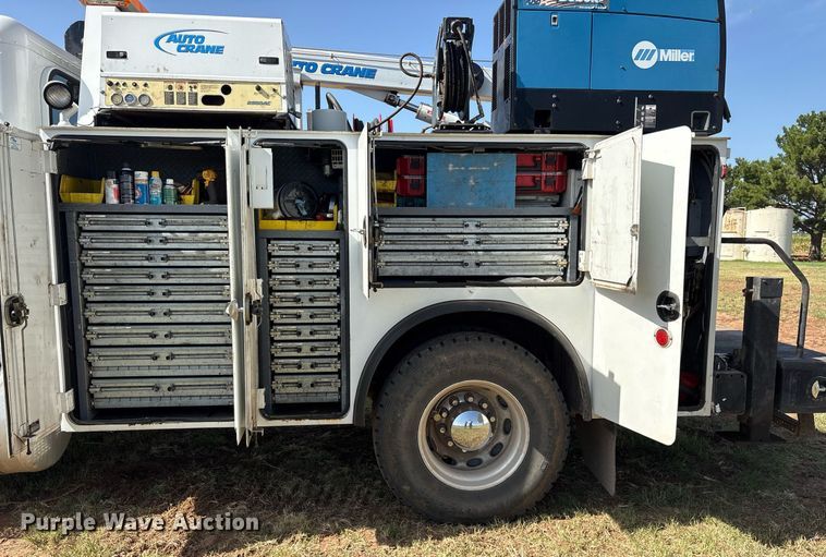 image for item DY0804 2009 Peterbilt 335 utility / service truck