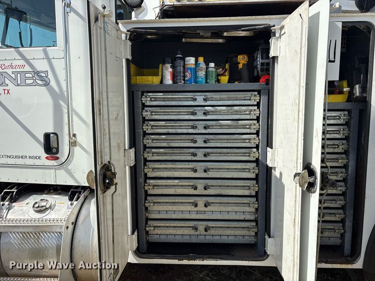 image for item DY0804 2009 Peterbilt 335 utility / service truck