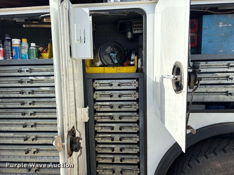 image for item DY0804 2009 Peterbilt 335 utility / service truck