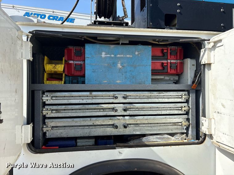 image for item DY0804 2009 Peterbilt 335 utility / service truck