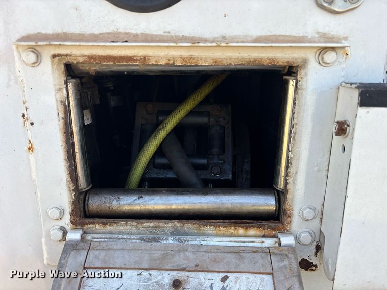 image for item DY0804 2009 Peterbilt 335 utility / service truck