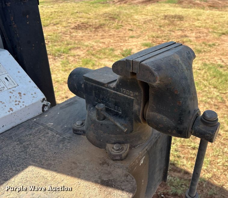 image for item DY0804 2009 Peterbilt 335 utility / service truck