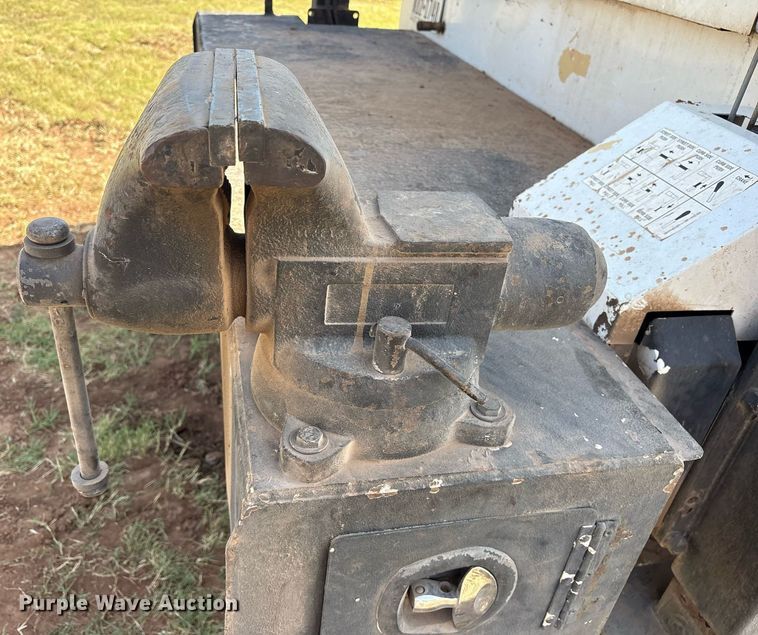 image for item DY0804 2009 Peterbilt 335 utility / service truck