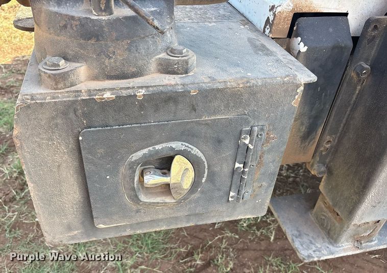 image for item DY0804 2009 Peterbilt 335 utility / service truck