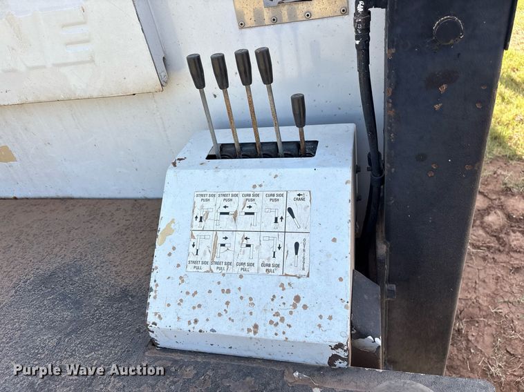 image for item DY0804 2009 Peterbilt 335 utility / service truck