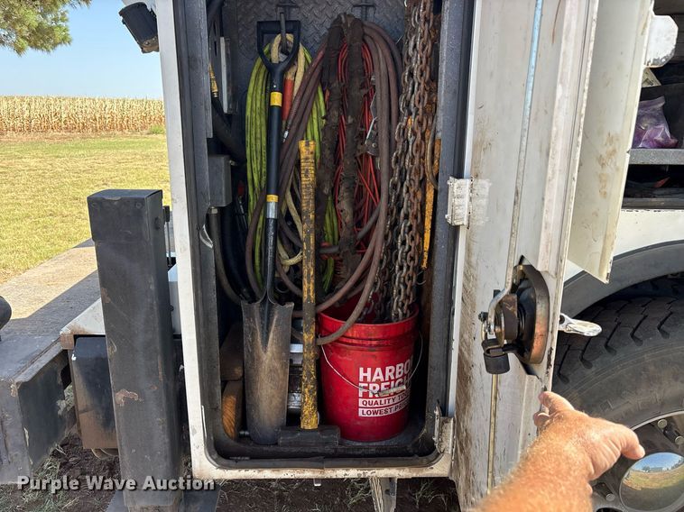 image for item DY0804 2009 Peterbilt 335 utility / service truck