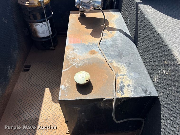 image for item DY0804 2009 Peterbilt 335 utility / service truck