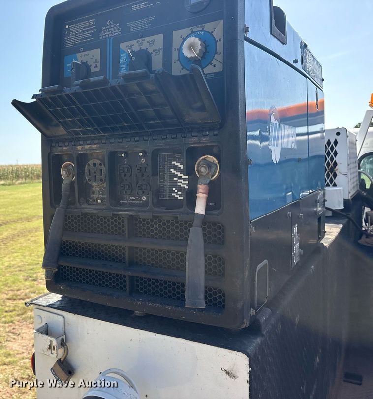 image for item DY0804 2009 Peterbilt 335 utility / service truck