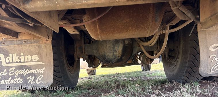 image for item DY0804 2009 Peterbilt 335 utility / service truck