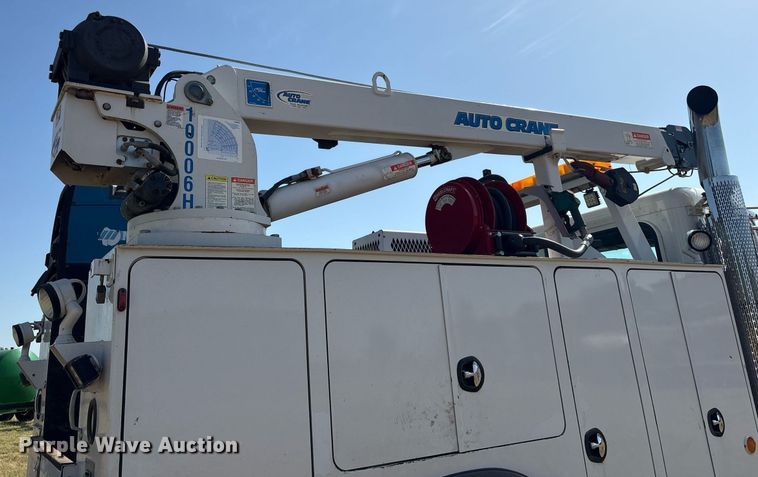 image for item DY0804 2009 Peterbilt 335 utility / service truck