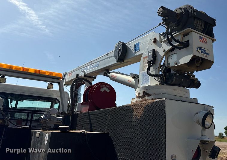 image for item DY0804 2009 Peterbilt 335 utility / service truck