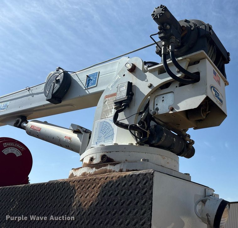 image for item DY0804 2009 Peterbilt 335 utility / service truck