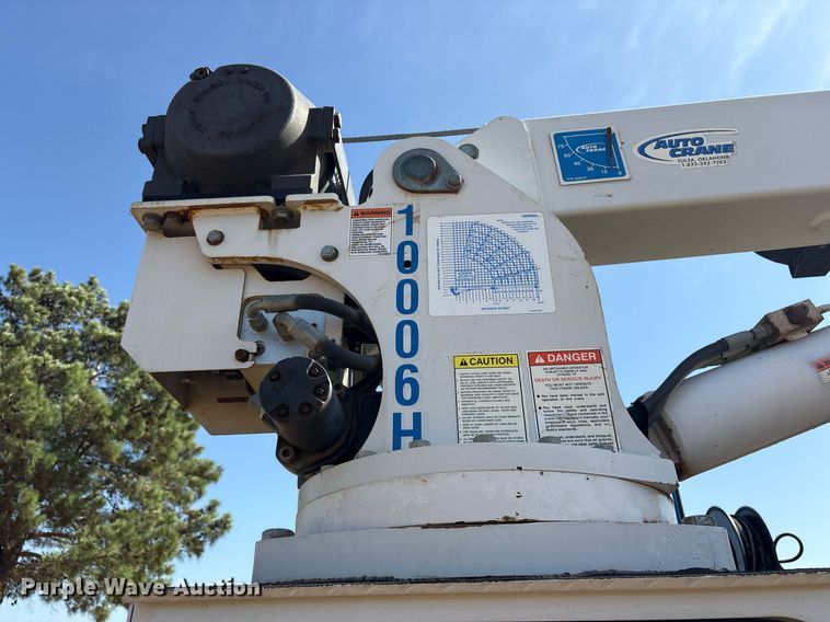 image for item DY0804 2009 Peterbilt 335 utility / service truck