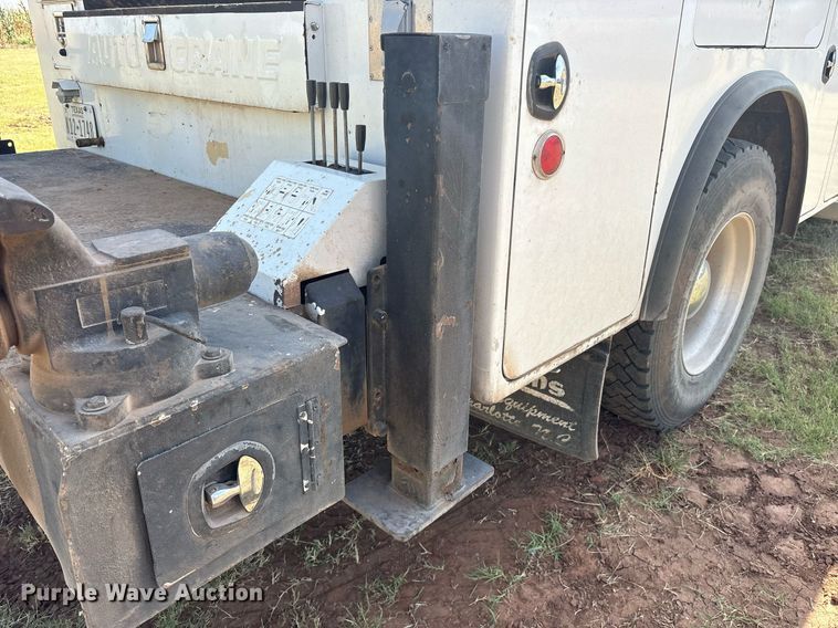 image for item DY0804 2009 Peterbilt 335 utility / service truck