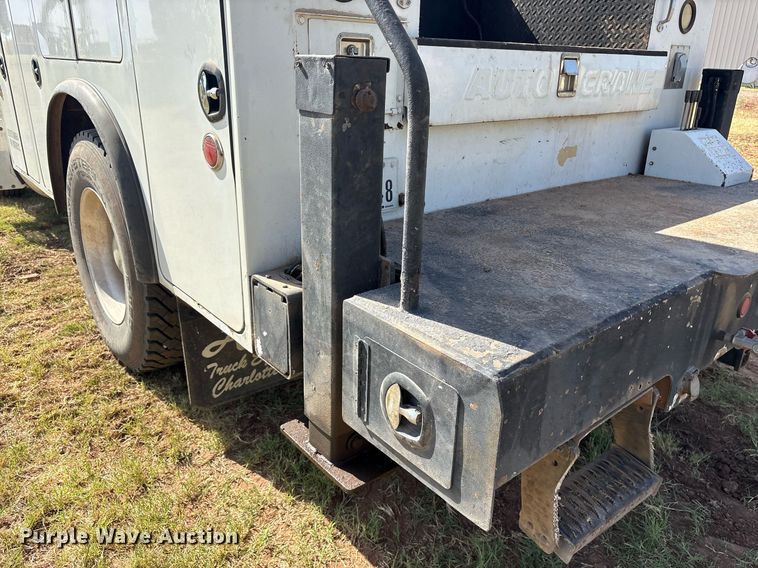 image for item DY0804 2009 Peterbilt 335 utility / service truck