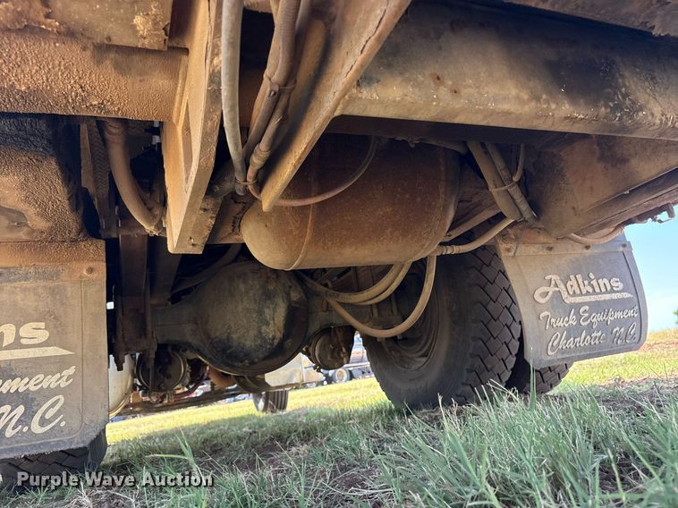 image for item DY0804 2009 Peterbilt 335 utility / service truck