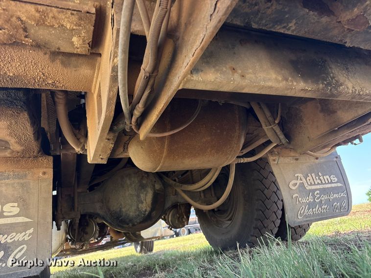 image for item DY0804 2009 Peterbilt 335 utility / service truck