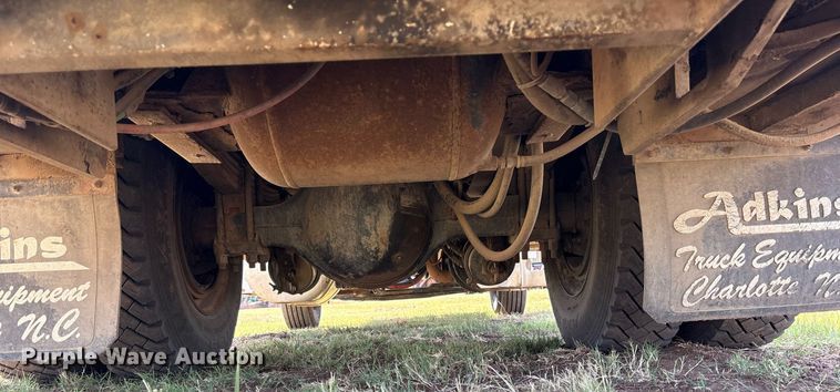 image for item DY0804 2009 Peterbilt 335 utility / service truck