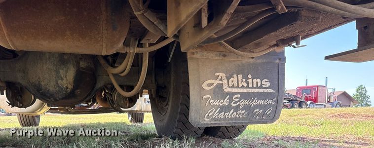 image for item DY0804 2009 Peterbilt 335 utility / service truck