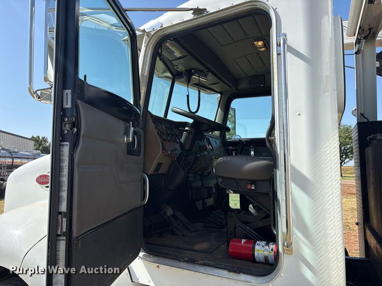 image for item DY0804 2009 Peterbilt 335 utility / service truck