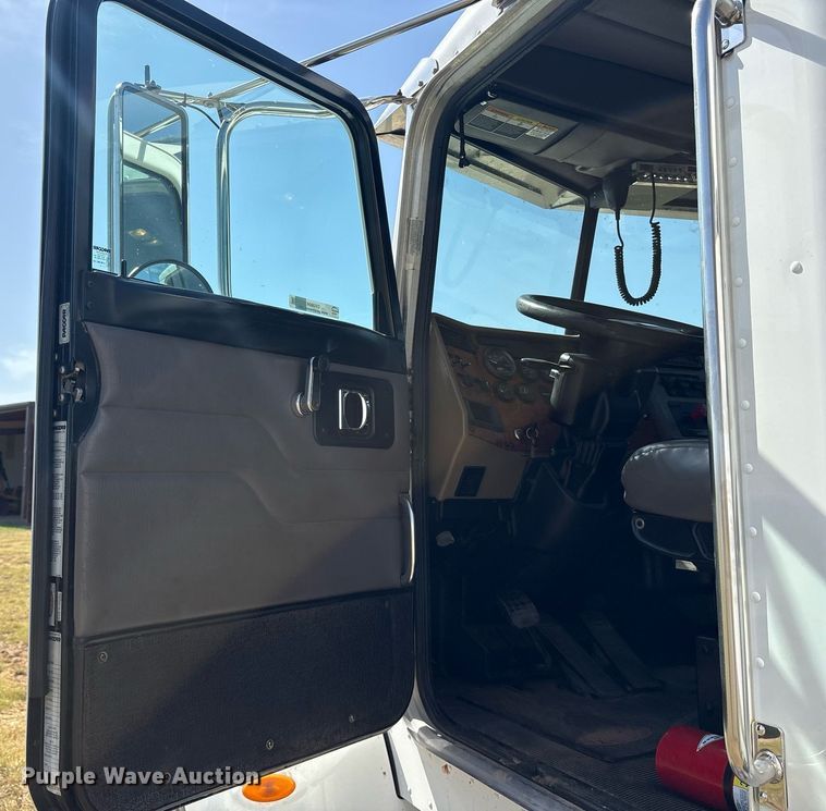 image for item DY0804 2009 Peterbilt 335 utility / service truck