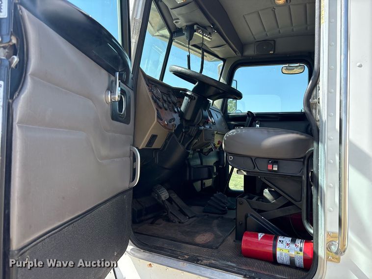 image for item DY0804 2009 Peterbilt 335 utility / service truck