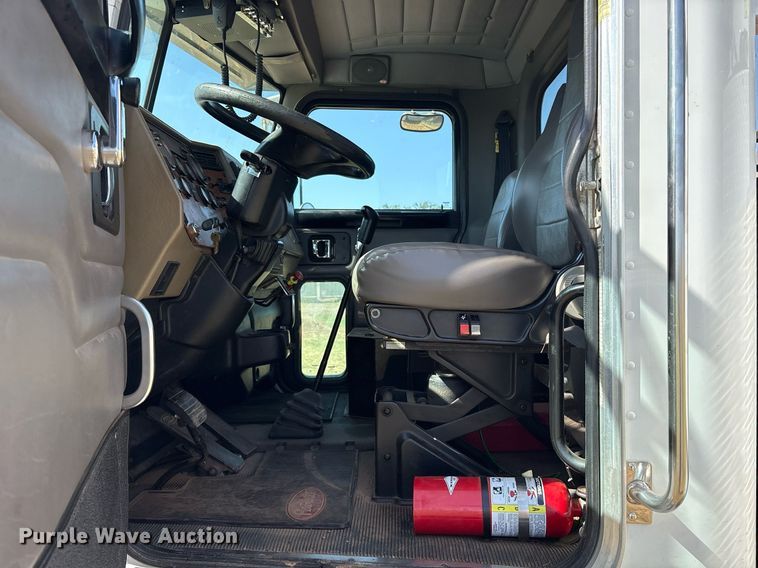 image for item DY0804 2009 Peterbilt 335 utility / service truck