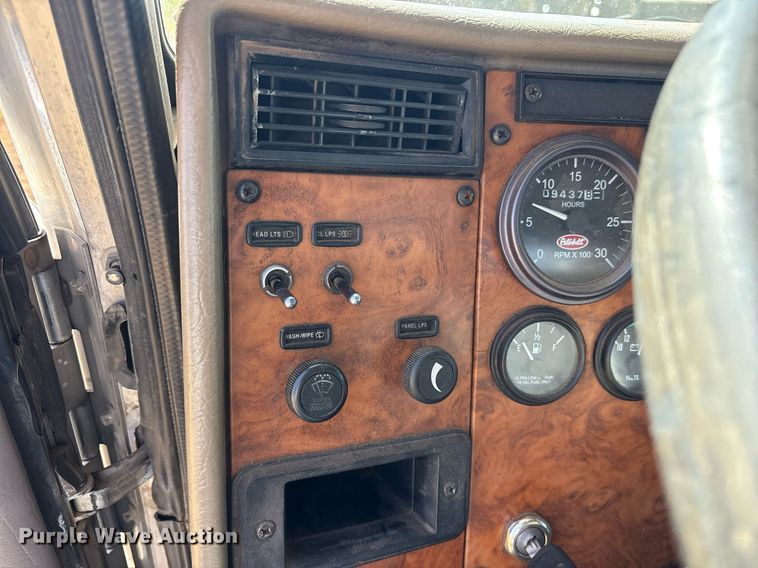 image for item DY0804 2009 Peterbilt 335 utility / service truck