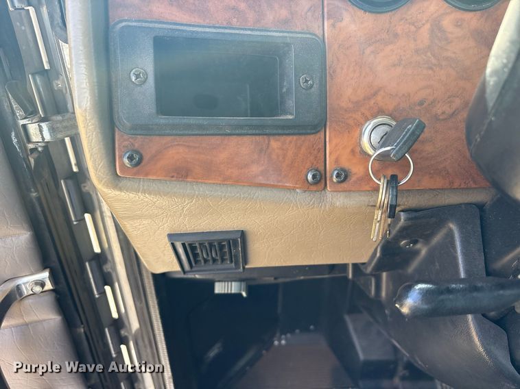 image for item DY0804 2009 Peterbilt 335 utility / service truck