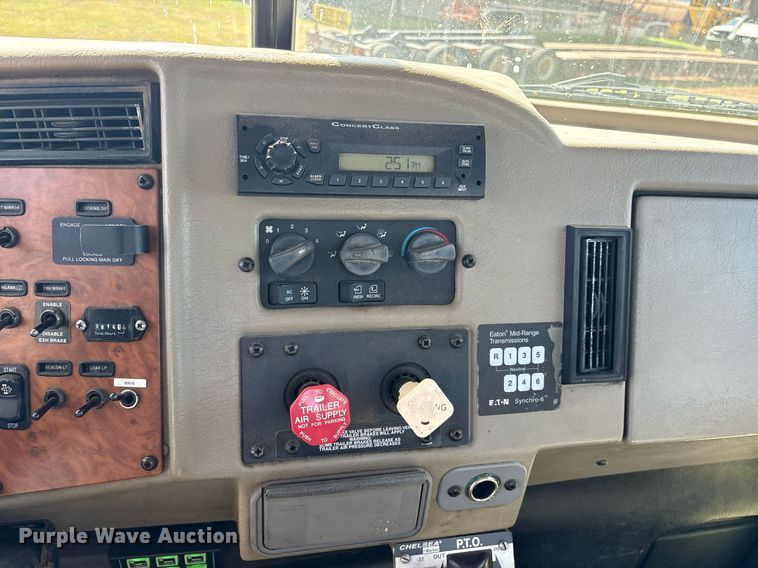 image for item DY0804 2009 Peterbilt 335 utility / service truck