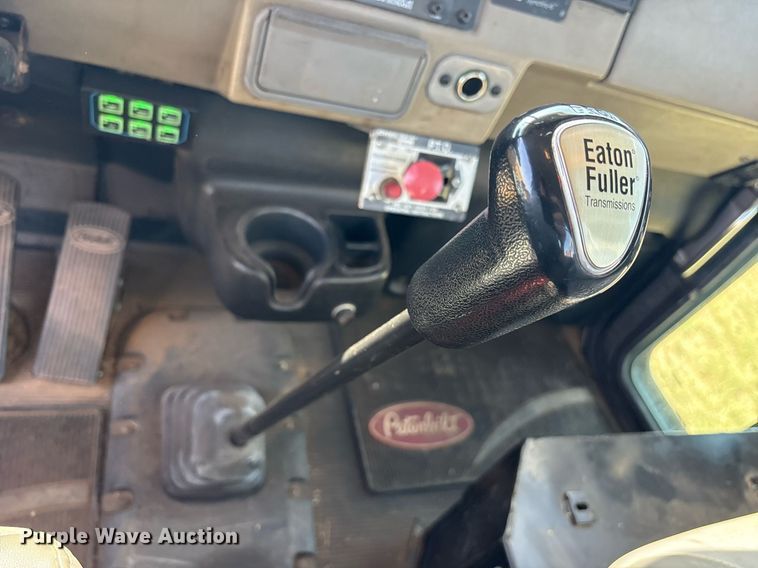 image for item DY0804 2009 Peterbilt 335 utility / service truck