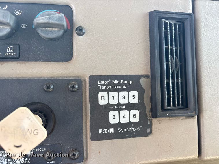 image for item DY0804 2009 Peterbilt 335 utility / service truck