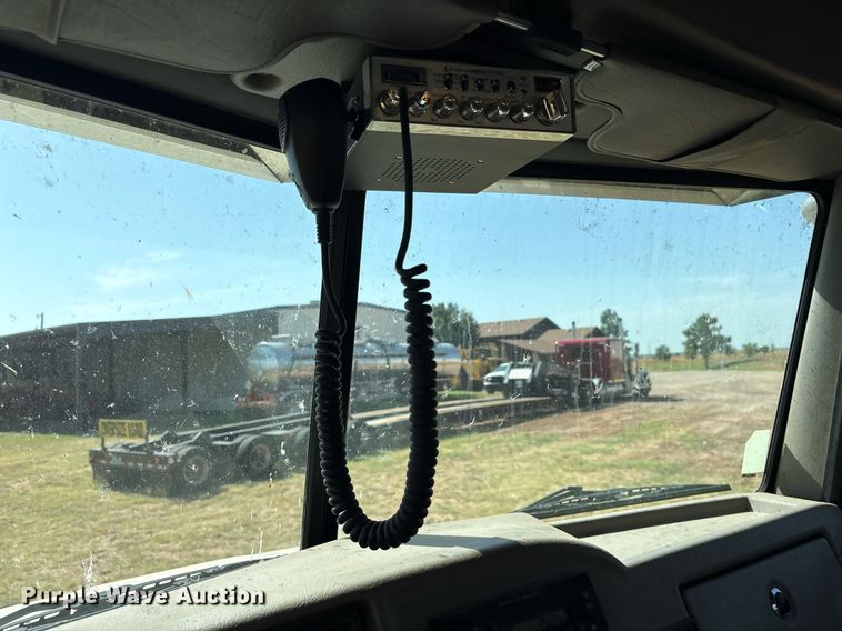 image for item DY0804 2009 Peterbilt 335 utility / service truck