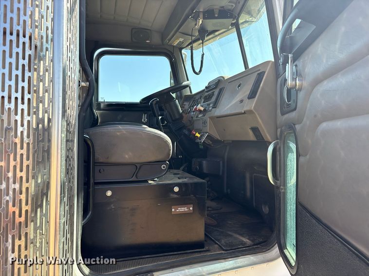 image for item DY0804 2009 Peterbilt 335 utility / service truck