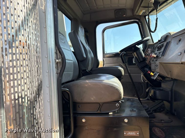 image for item DY0804 2009 Peterbilt 335 utility / service truck