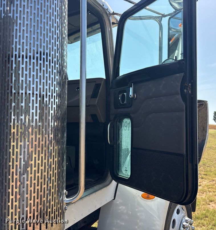 image for item DY0804 2009 Peterbilt 335 utility / service truck