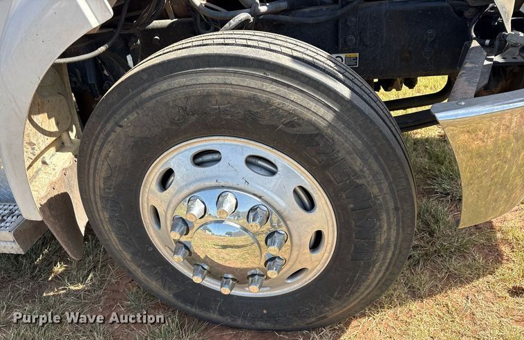 image for item DY0804 2009 Peterbilt 335 utility / service truck