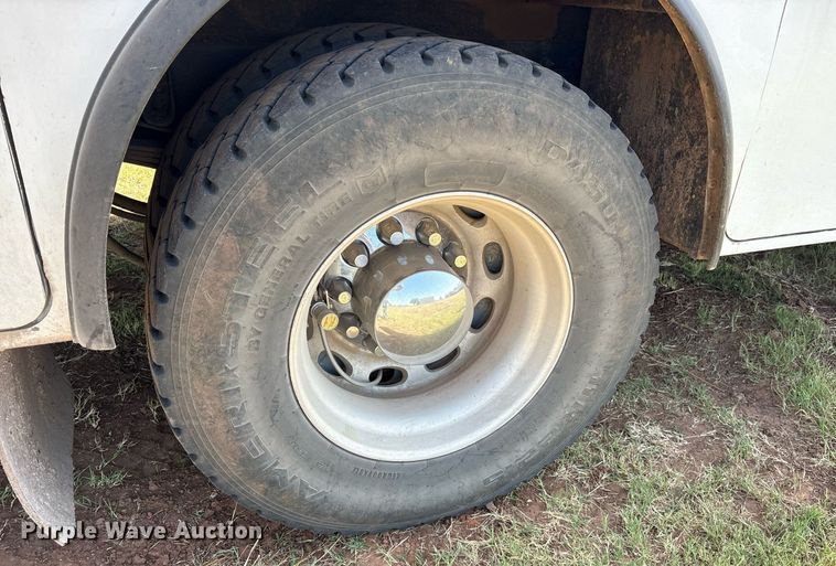 image for item DY0804 2009 Peterbilt 335 utility / service truck